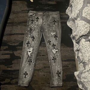 I’m selling these pants cuz I hate them and there hella baggy in me